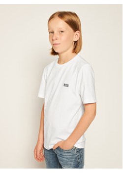 Boss T-Shirt J25P14 S Biały Regular Fit ze sklepu MODIVO w kategorii T-shirty chłopięce - zdjęcie 168600260
