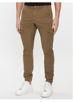Guess Spodnie materiałowe New Kombat M4RB17 WFYSA Khaki Slim Fit ze sklepu MODIVO w kategorii Spodnie męskie - zdjęcie 168601103
