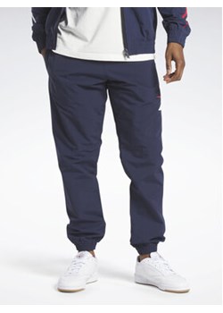 Reebok Spodnie dresowe Classics Vector IA2511 Niebieski Regular Fit ze sklepu MODIVO w kategorii Spodnie męskie - zdjęcie 168602292