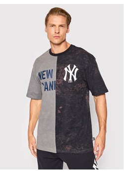 New Era T-Shirt New York Yankees Split Graphic 13083854 Szary Regular Fit ze sklepu MODIVO w kategorii T-shirty męskie - zdjęcie 168603551