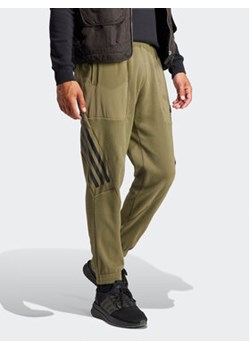 adidas Spodnie dresowe Future Icons 3-Stripes IJ8859 Zielony Regular Fit ze sklepu MODIVO w kategorii Spodnie męskie - zdjęcie 168603684
