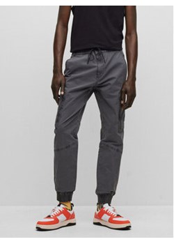 Hugo Spodnie materiałowe 50487841 Szary Slim Fit ze sklepu MODIVO w kategorii Spodnie męskie - zdjęcie 168604041