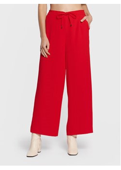DKNY Spodnie materiałowe P2EKFN57 Czerwony Regular Fit ze sklepu MODIVO w kategorii Spodnie damskie - zdjęcie 168604390