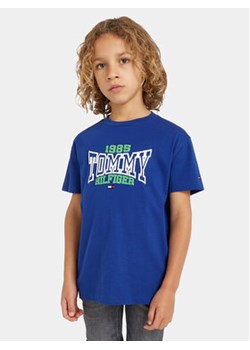 Tommy Hilfiger T-Shirt 1985 KB0KB08323 Niebieski Regular Fit ze sklepu MODIVO w kategorii T-shirty chłopięce - zdjęcie 168604473