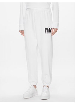 DKNY Sport Spodnie dresowe DP3P3379 Biały Relaxed Fit ze sklepu MODIVO w kategorii Spodnie damskie - zdjęcie 168604950