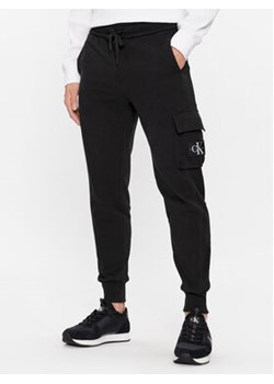 Calvin Klein Jeans Spodnie dresowe Badge J30J324683 Czarny Regular Fit ze sklepu MODIVO w kategorii Spodnie męskie - zdjęcie 168605360