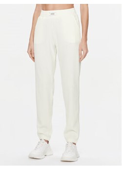Guess Spodnie dresowe Aislin V4RB01 KC2T0 Biały Regular Fit ze sklepu MODIVO w kategorii Spodnie damskie - zdjęcie 168605811