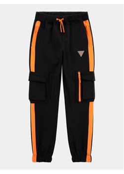 Guess Spodnie dresowe L4RQ14 KB212 Czarny Relaxed Fit ze sklepu MODIVO w kategorii Spodnie chłopięce - zdjęcie 168606930