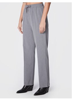 Gina Tricot Spodnie materiałowe Rumi Suit 17751 Szary Regular Fit ze sklepu MODIVO w kategorii Spodnie damskie - zdjęcie 168607061