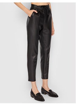 Vero Moda Spodnie z imitacji skóry Eva 10205737 Czarny Relaxed Fit ze sklepu MODIVO w kategorii Spodnie damskie - zdjęcie 168607602