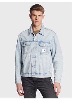 Calvin Klein Jeans Kurtka jeansowa J30J322381 Niebieski Regular Fit ze sklepu MODIVO w kategorii Kurtki męskie - zdjęcie 168607773