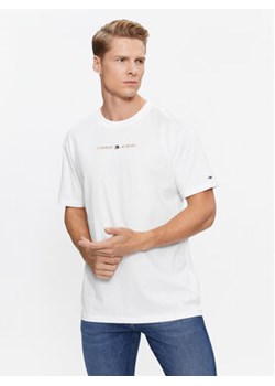 Tommy Jeans T-Shirt Classic Gold Linear DM0DM17728 Biały Classic Fit ze sklepu MODIVO w kategorii T-shirty męskie - zdjęcie 168609823