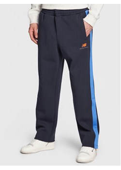 New Balance Spodnie dresowe MP23588 Granatowy Relaxed Fit ze sklepu MODIVO w kategorii Spodnie męskie - zdjęcie 168609932
