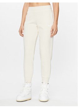 Puma Spodnie dresowe Ess 586841 Biały Regular Fit ze sklepu MODIVO w kategorii Spodnie damskie - zdjęcie 168610243