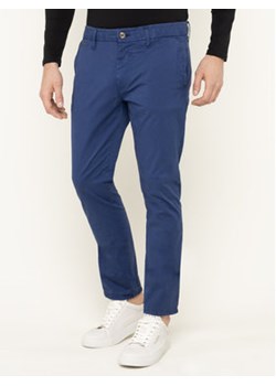 Guess Spodnie materiałowe M92B29 WBFE0 Granatowy Slim Fit ze sklepu MODIVO w kategorii Spodnie męskie - zdjęcie 168612520