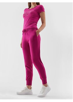 4F Spodnie dresowe 4FAW23TTROF474 Różowy Regular Fit ze sklepu MODIVO w kategorii Spodnie damskie - zdjęcie 168614071