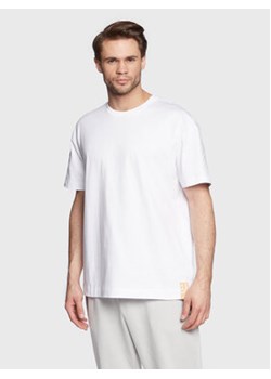 Outhorn T-Shirt TTSHM063 Biały Oversize ze sklepu MODIVO w kategorii T-shirty męskie - zdjęcie 168614422