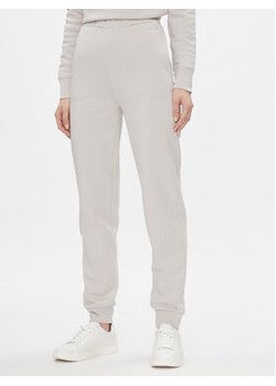 Calvin Klein Spodnie dresowe Metallic Micro Logo Jogger K20K206965 Beżowy Regular Fit ze sklepu MODIVO w kategorii Spodnie damskie - zdjęcie 168614763