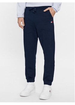 Tommy Jeans Spodnie dresowe Badge DM0DM18355 Granatowy Regular Fit ze sklepu MODIVO w kategorii Spodnie męskie - zdjęcie 168615321
