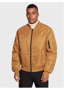 Calvin Klein Kurtka bomber Hero K10K109907 Brązowy Relaxed Fit ze sklepu MODIVO w kategorii Kurtki męskie - zdjęcie 168616304