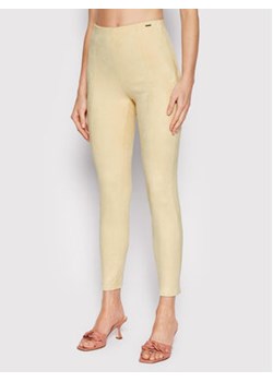 Guess Spodnie materiałowe W1YB90 WE0L0 Beżowy Slim Fit ze sklepu MODIVO w kategorii Spodnie damskie - zdjęcie 168617113