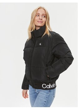 Calvin Klein Jeans Kurtka puchowa J20J222334 Czarny Relaxed Fit ze sklepu MODIVO w kategorii Kurtki damskie - zdjęcie 168617471