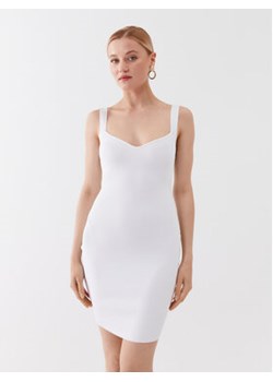 Guess Sukienka dzianinowa Mirage Anise W2YK0C Z2XY0 Biały Slim Fit ze sklepu MODIVO w kategorii Sukienki - zdjęcie 168617502