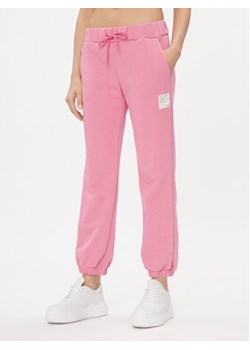 Please Spodnie materiałowe P2SHBUT000 Różowy Regular Fit ze sklepu MODIVO w kategorii Spodnie damskie - zdjęcie 168617941