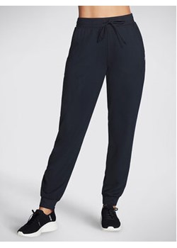Skechers Spodnie dresowe Godri Swift Jogger WPT254 Czarny Regular Fit ze sklepu MODIVO w kategorii Spodnie damskie - zdjęcie 168619383