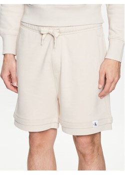 Calvin Klein Jeans Szorty sportowe J30J323159 Beżowy Regular Fit ze sklepu MODIVO w kategorii Spodenki męskie - zdjęcie 168619604