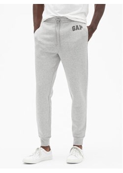 Gap Spodnie dresowe 500382-05 Szary Regular Fit ze sklepu MODIVO w kategorii Spodnie męskie - zdjęcie 168620300