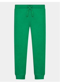 United Colors Of Benetton Spodnie dresowe 3J68CF01P Zielony Regular Fit ze sklepu MODIVO w kategorii Spodnie chłopięce - zdjęcie 168621910