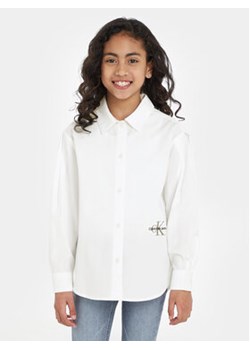 Calvin Klein Jeans Koszula IG0IG02223 Biały Oversize ze sklepu MODIVO w kategorii Koszule chłopięce - zdjęcie 168622401