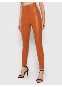 Guess Spodnie z imitacji skóry Priscilla W1BB08 WE5V0 Pomarańczowy Extra Slim Fit ze sklepu MODIVO w kategorii Spodnie damskie - zdjęcie 168622412
