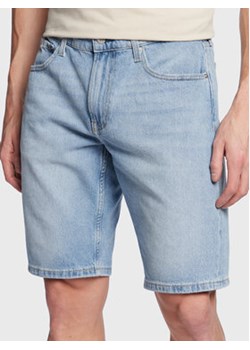Calvin Klein Jeans Szorty jeansowe J30J322788 Niebieski Regular Fit ze sklepu MODIVO w kategorii Spodenki męskie - zdjęcie 168622953