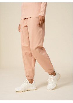 Outhorn Spodnie dresowe OTHSS23TTROF175 Różowy Relaxed Fit ze sklepu MODIVO w kategorii Spodnie damskie - zdjęcie 168625202