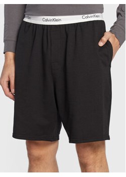 Calvin Klein Underwear Szorty piżamowe 000NM2303E Czarny Regular Fit ze sklepu MODIVO w kategorii Spodenki męskie - zdjęcie 168625692