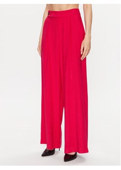 DKNY Spodnie materiałowe P3EK8Q84 Różowy Regular Fit ze sklepu MODIVO w kategorii Spodnie damskie - zdjęcie 168626034