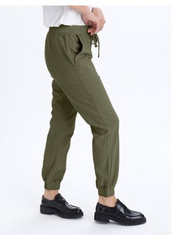 Kaffe Spodnie materiałowe Naya 10505397 Zielony Relaxed Fit ze sklepu MODIVO w kategorii Spodnie damskie - zdjęcie 168628731