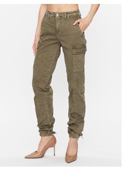 Guess Spodnie materiałowe W3YB20 WEDY4 Khaki Loose Fit ze sklepu MODIVO w kategorii Spodnie damskie - zdjęcie 168629383