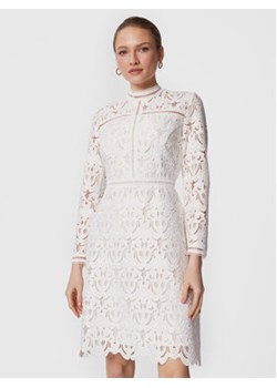 IVY OAK Sukienka koktajlowa Mona IO1123S7528 Biały Regular Fit ze sklepu MODIVO w kategorii Sukienki - zdjęcie 168629412