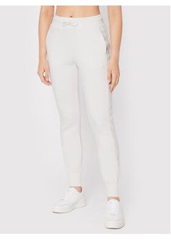 Guess Spodnie dresowe V2YB18 K7UW2 Biały Regular Fit ze sklepu MODIVO w kategorii Spodnie damskie - zdjęcie 168629922