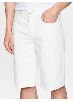 Calvin Klein Jeans Szorty jeansowe J30J322776 Biały Relaxed Fit ze sklepu MODIVO w kategorii Spodenki męskie - zdjęcie 168630673
