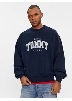 Tommy Jeans Bluza Varsity DM0DM18386 Granatowy Boxy Fit ze sklepu MODIVO w kategorii Bluzy męskie - zdjęcie 168631334