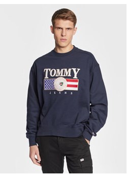 Tommy Jeans Bluza Luxe DM0DM15717 Granatowy Regular Fit ze sklepu MODIVO w kategorii Bluzy męskie - zdjęcie 168632741