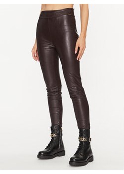 Guess Spodnie skórzane Priscilla W2YB16 WEPI0 Bordowy Slim Fit ze sklepu MODIVO w kategorii Spodnie damskie - zdjęcie 168633530