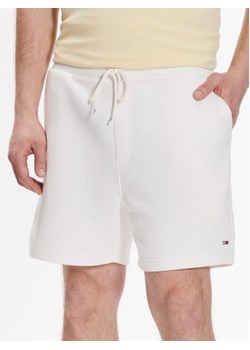 Tommy Jeans Szorty sportowe DM0DM16333 Biały Regular Fit ze sklepu MODIVO w kategorii Spodenki męskie - zdjęcie 168634082