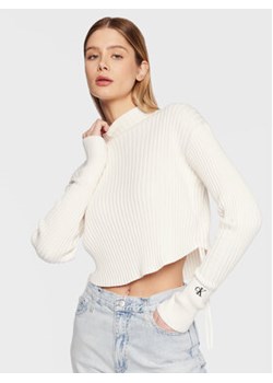 Calvin Klein Jeans Sweter J20J220708 Écru Regular Fit ze sklepu MODIVO w kategorii Swetry damskie - zdjęcie 168634193