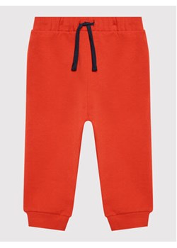 United Colors Of Benetton Spodnie dresowe 3J70GF010 Czerwony Regular Fit ze sklepu MODIVO w kategorii Spodnie chłopięce - zdjęcie 168635114