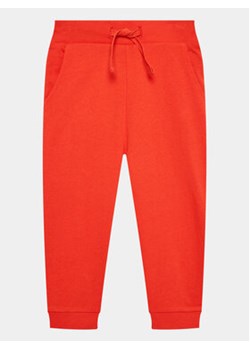 Guess Spodnie dresowe L93Q24 KAUG0 Czerwony Relaxed Fit ze sklepu MODIVO w kategorii Spodnie dziewczęce - zdjęcie 168635931